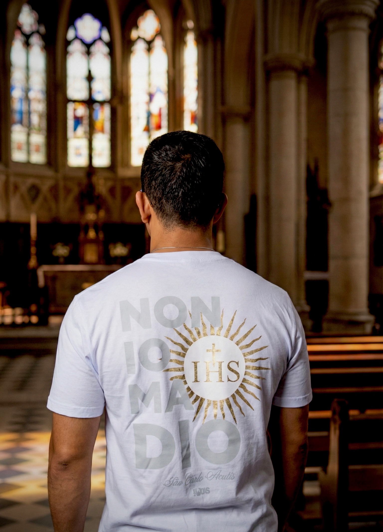 Camiseta São Carlo Acutis - Não eu, mas Deus - Branca