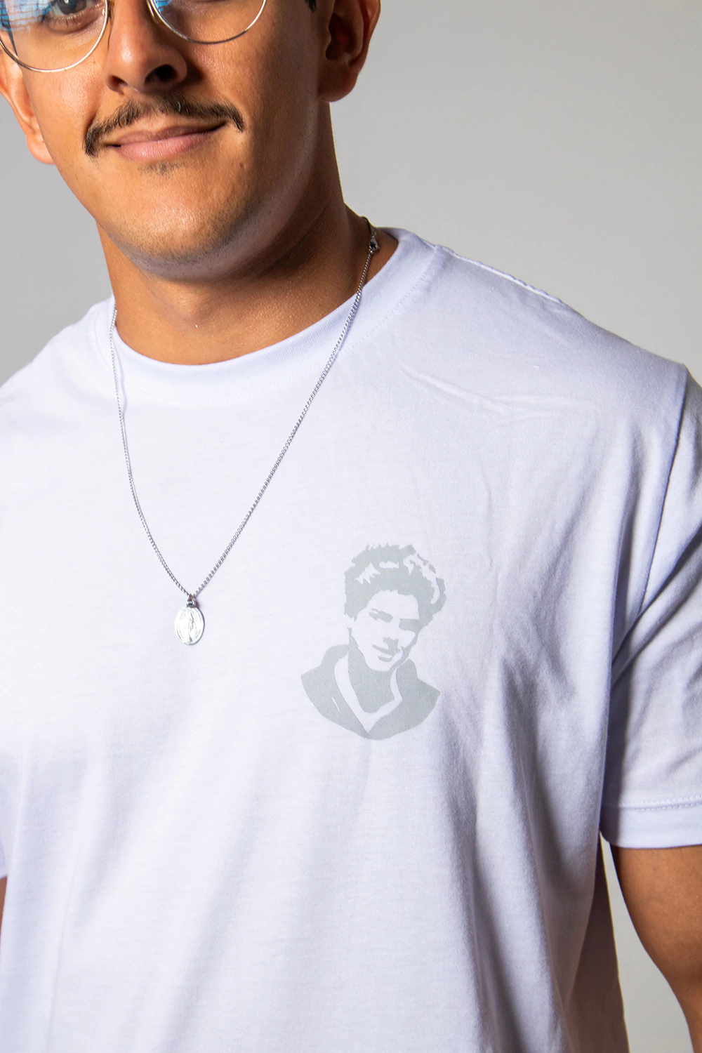 Camiseta São Carlo Acutis - Não eu, mas Deus - Branca